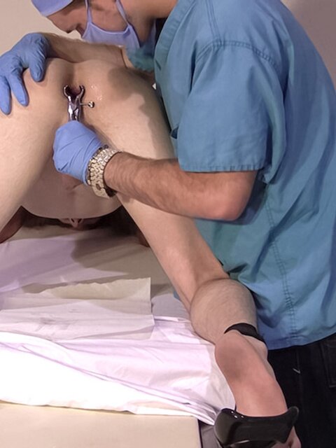 Master Tye zaps Adam Clark with electro plug in hole
