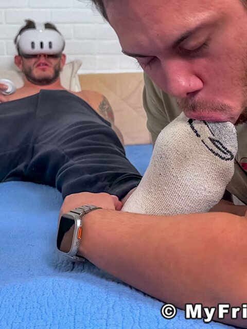 Vinni gets feet worshipped by Dan Edwards in VR porn
