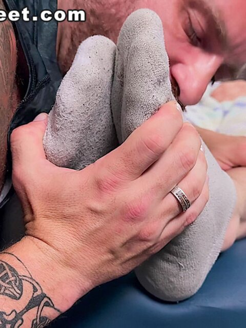 Adam Lee gets feet worshipped by Riley and cums hard