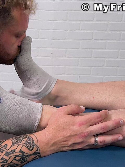 Adam Lee gets feet worshipped by Riley and cums hard