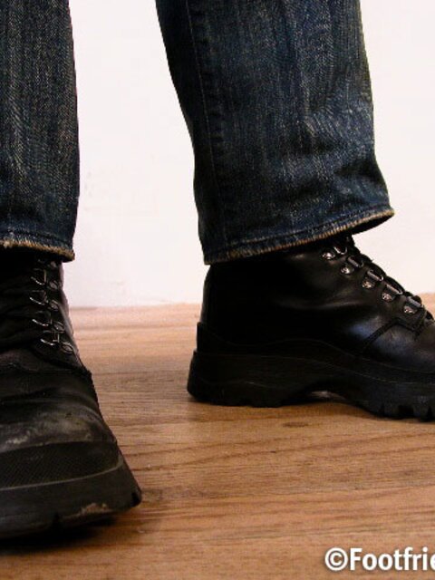 Tommy Boy shows off his muscular body and cums in his shoes