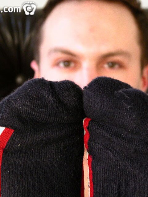 Tommy Boy shows off his muscular body and cums in his shoes