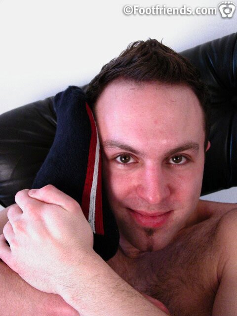 Tommy Boy shows off his muscular body and cums in his shoes