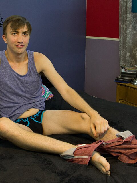Cody Kings plays with his cock and balls before shooting a messy load