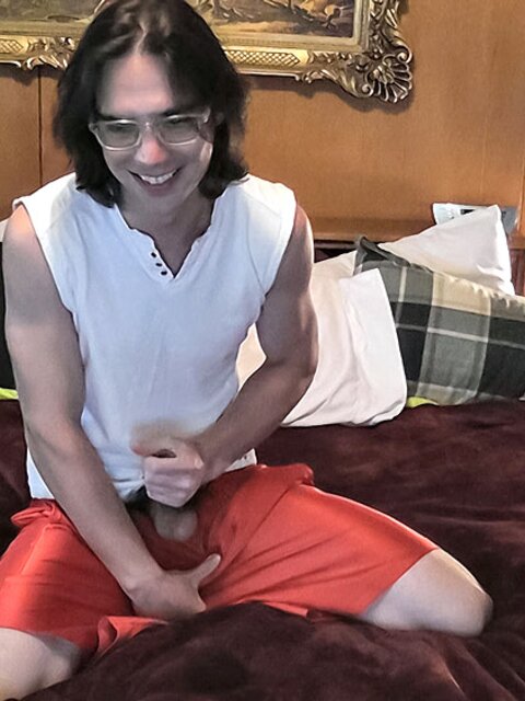 Zack Randall cums on his face with a buzzing toy