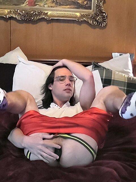 Zack Randall cums on his face with a buzzing toy