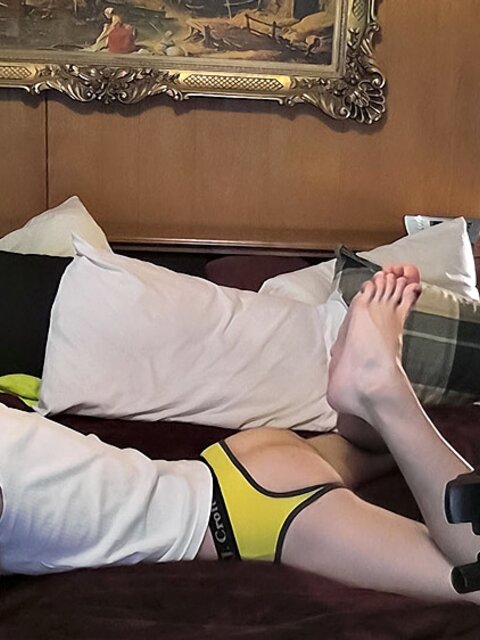 Zack Randall cums on his face with a buzzing toy