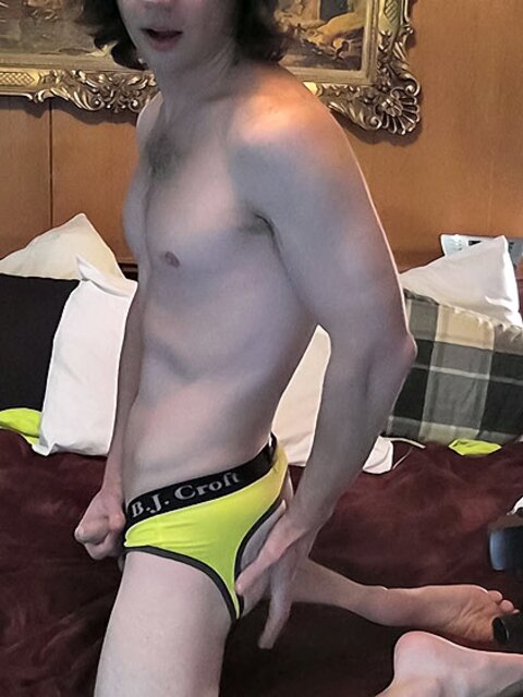 Zack Randall cums on his face with a buzzing toy