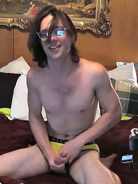 Zack Randall cums on his face with a buzzing toy