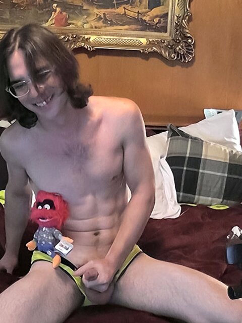 Zack Randall cums on his face with a buzzing toy