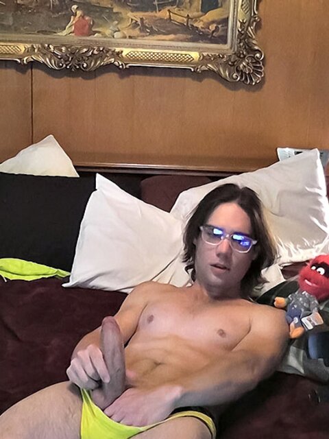 Zack Randall cums on his face with a buzzing toy