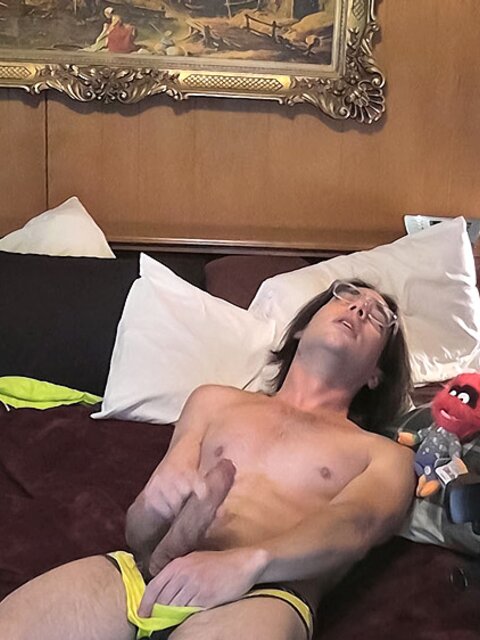 Zack Randall cums on his face with a buzzing toy