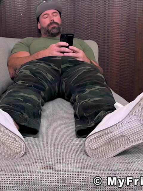 Muscle man Joey stretches and flexes his feet for foot fetish fans