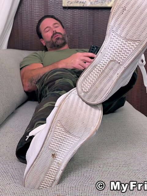 Muscle man Joey stretches and flexes his feet for foot fetish fans