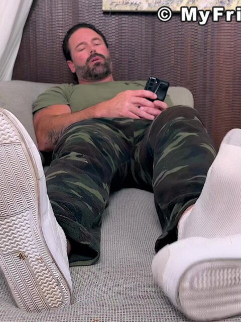 Muscle man Joey stretches and flexes his feet for foot fetish fans