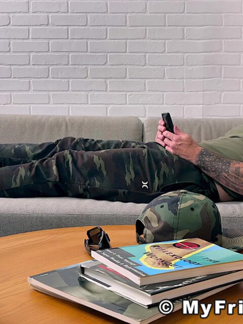 Muscle man Joey stretches and flexes his feet for foot fetish fans