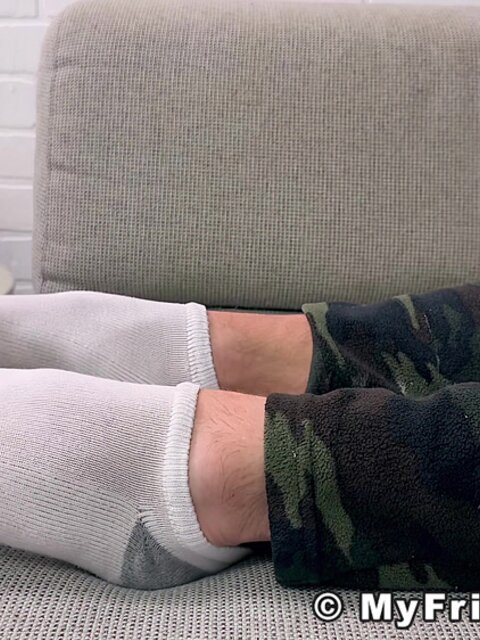 Muscle man Joey stretches and flexes his feet for foot fetish fans