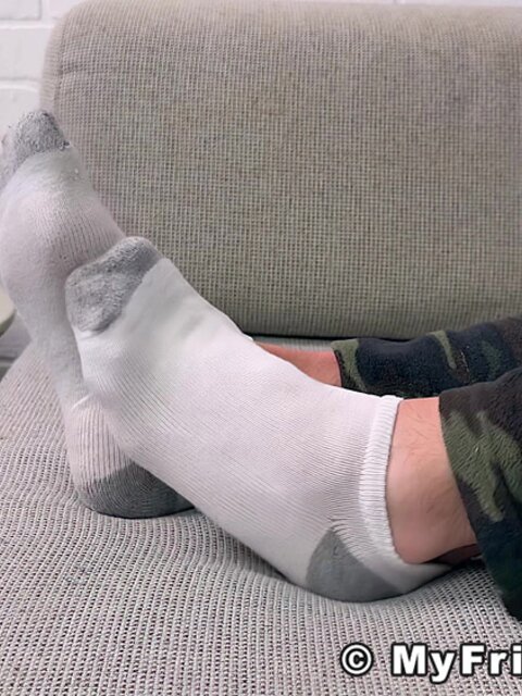 Muscle man Joey stretches and flexes his feet for foot fetish fans