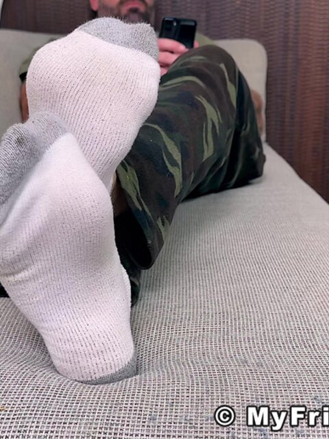 Muscle man Joey stretches and flexes his feet for foot fetish fans
