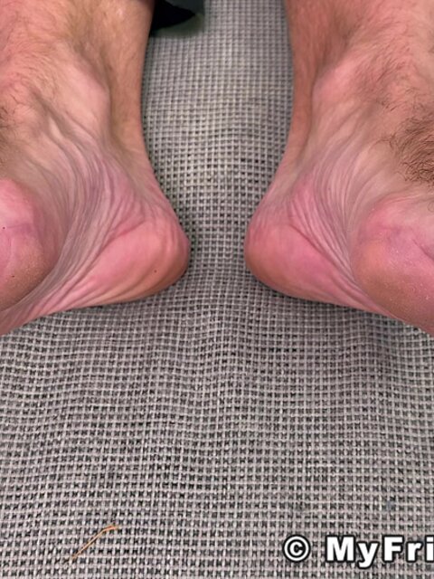Muscle man Joey stretches and flexes his feet for foot fetish fans