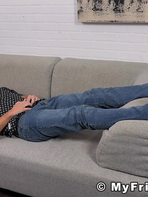 Cole Crusher worships Matt S’s feet in playful tickling session