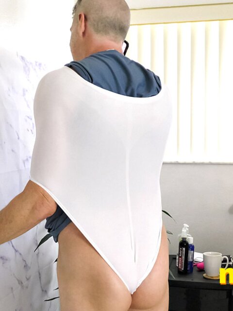 Richard Lennox tests out super-stretchy underwear with wedgies
