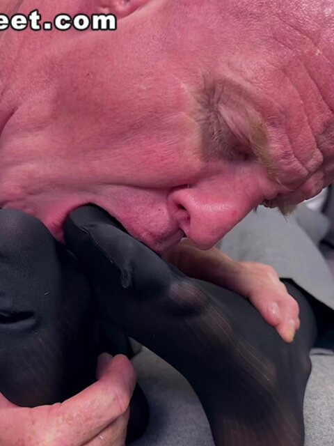 Aaron Boss gets the perfect foot massage from his eager trainer