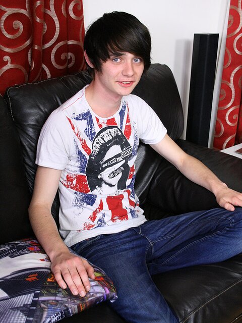 Slim twink Jared Lysander wanks off, showing off his natural body