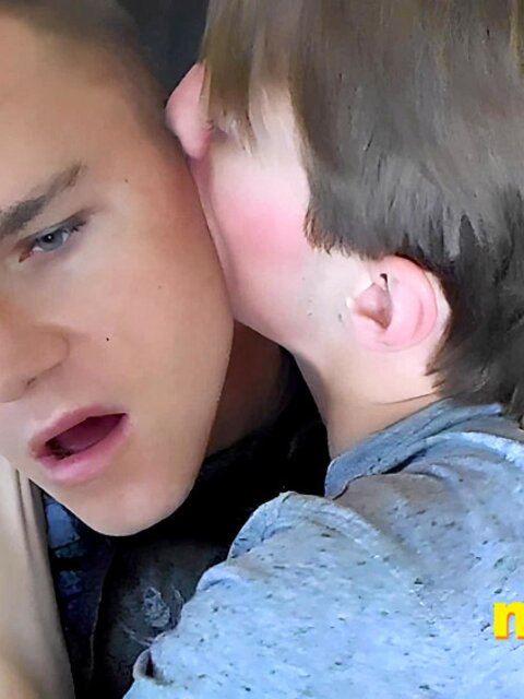 Twinks Jessie Russel and Leo Blue swap wet, deep tongue kisses with hunger