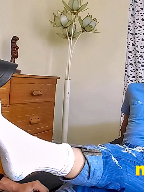 Leo Blue licks and worships Elis Ataxxx’s feet and toes