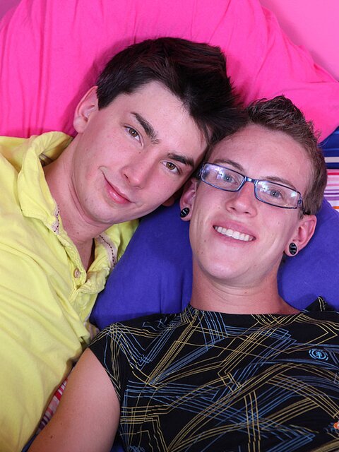 Hot twink anal and blowjob session with Colby London and Dustin Revees