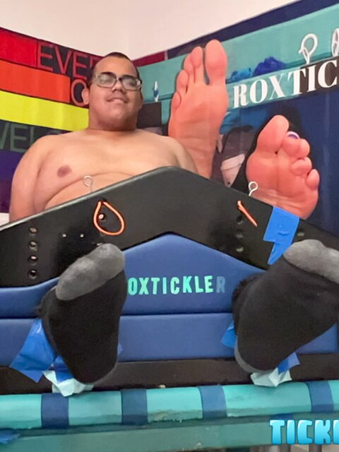 Oscar Grablow thick body is locked down for tickling by Matt