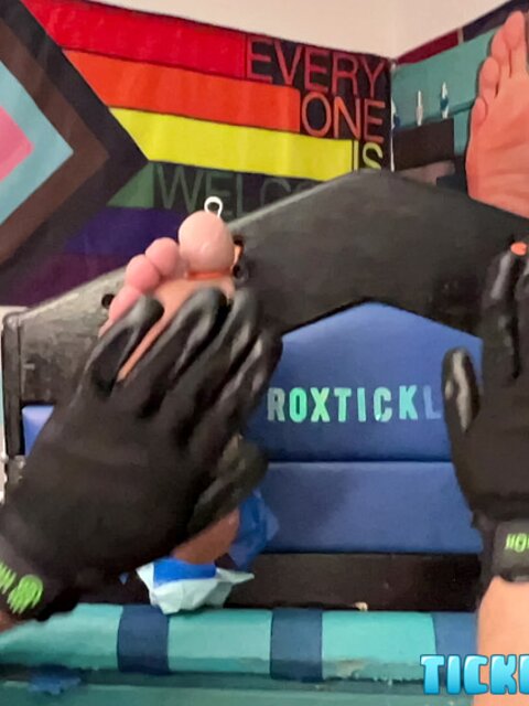 Oscar Grablow thick body is locked down for tickling by Matt