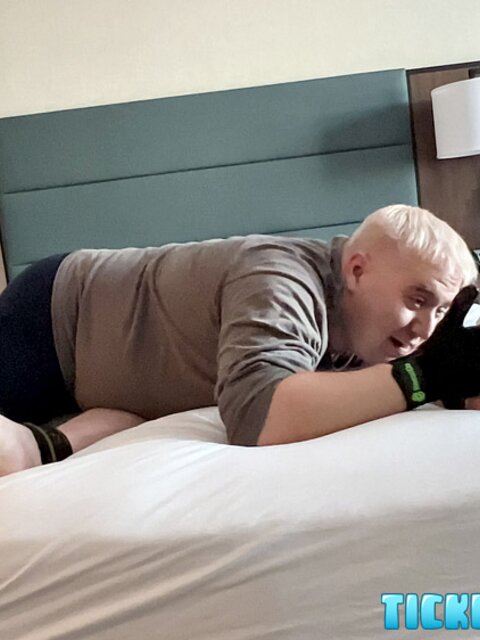 Bear Brad’s hairy thighs twitch under Matt’s fingers