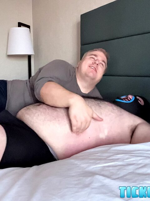 Bear Brad’s hairy thighs twitch under Matt’s fingers