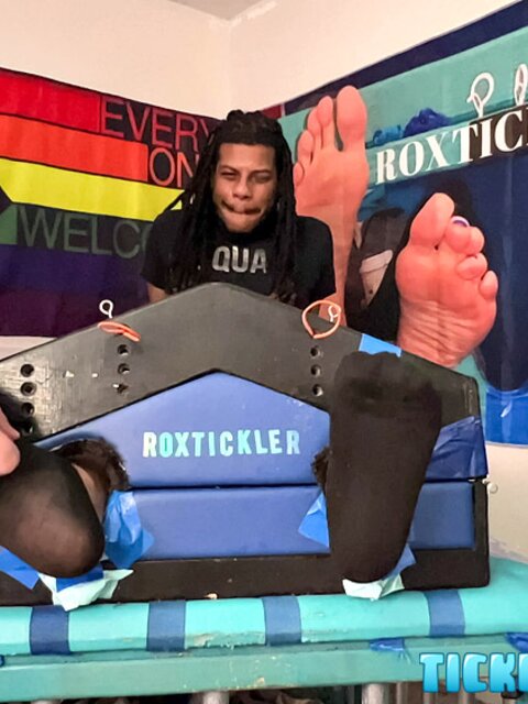 Matt sucks and licks J’s big cock after tickling his feet