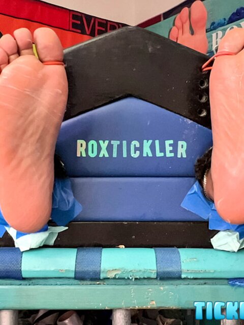 Matt sucks and licks J’s big cock after tickling his feet