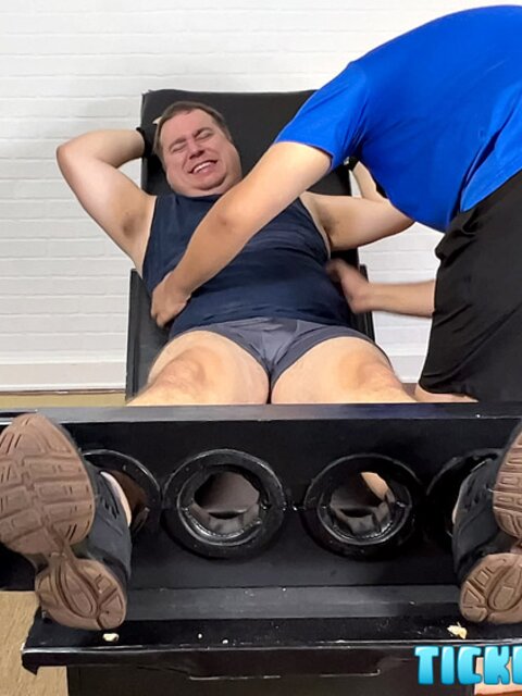 Pup Carlos pounds Matt bareback while teasing his feet