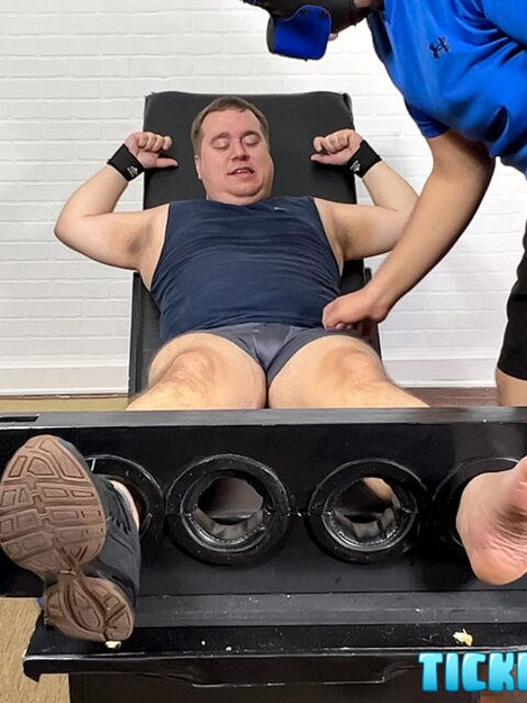 Pup Carlos pounds Matt bareback while teasing his feet