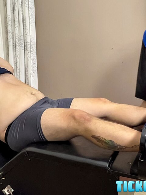 Pup Carlos pounds Matt bareback while teasing his feet