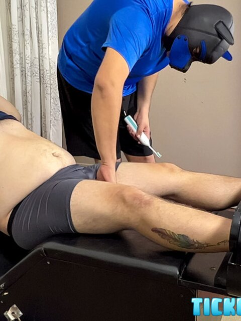 Pup Carlos pounds Matt bareback while teasing his feet