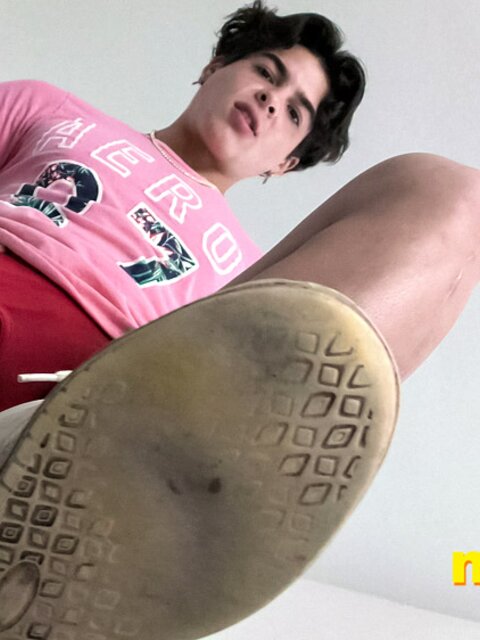 Julian Jaden crushes Richard Lennox’s face with dirty sneakers
