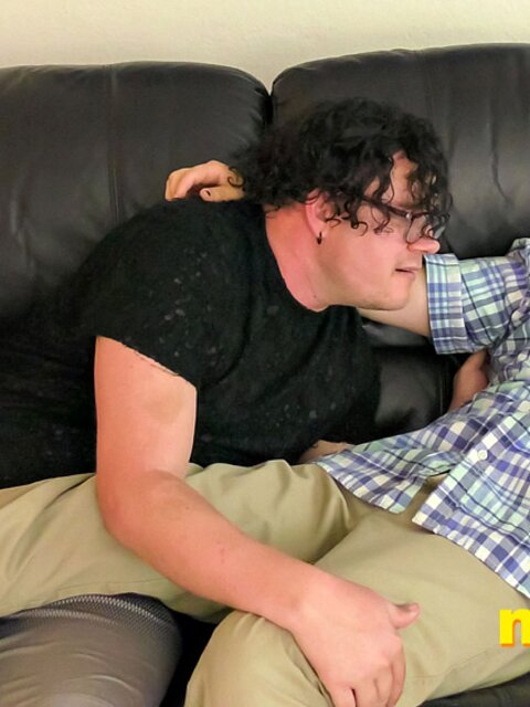 Elis Ataxxx helps Leo Blue play with his weird sea monster kink