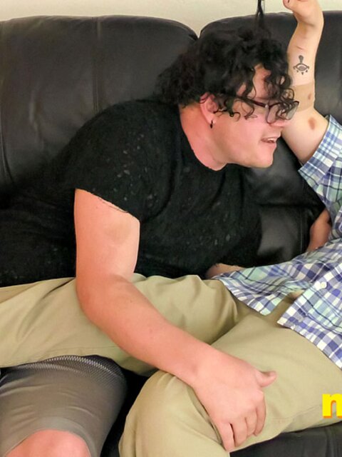 Elis Ataxxx helps Leo Blue play with his weird sea monster kink