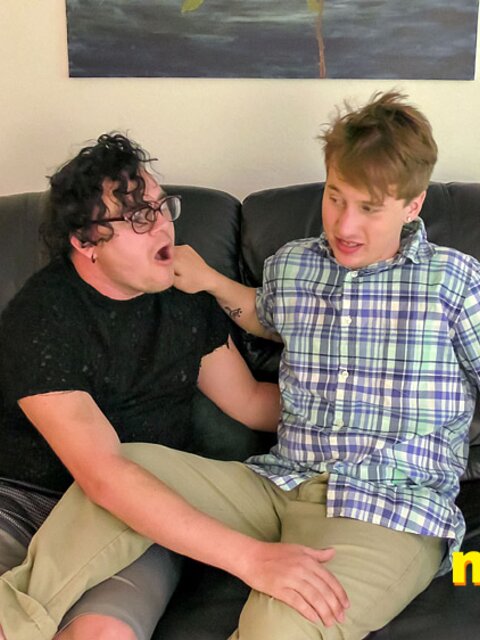 Elis Ataxxx helps Leo Blue play with his weird sea monster kink