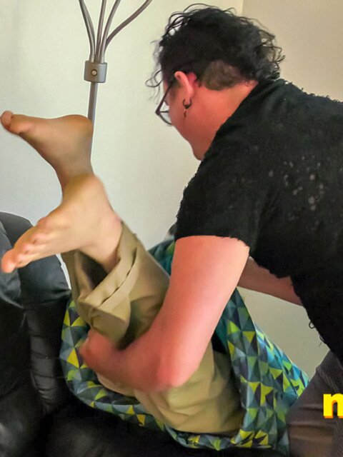 Elis Ataxxx helps Leo Blue play with his weird sea monster kink