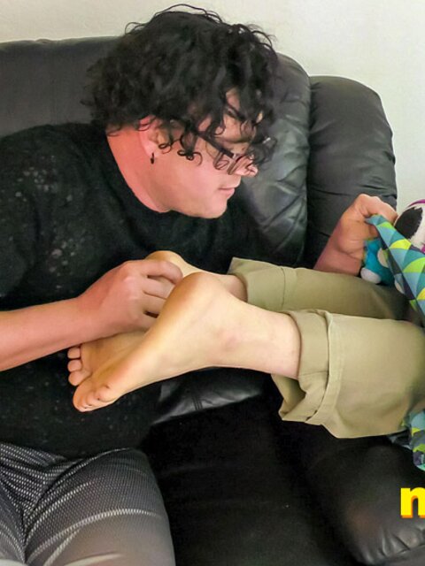 Elis Ataxxx helps Leo Blue play with his weird sea monster kink