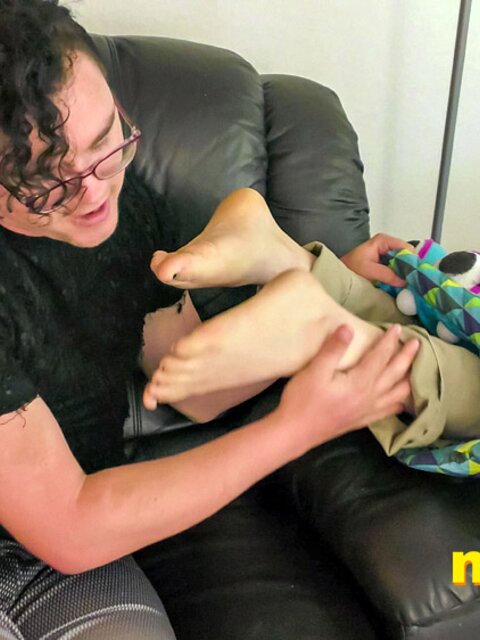 Elis Ataxxx helps Leo Blue play with his weird sea monster kink