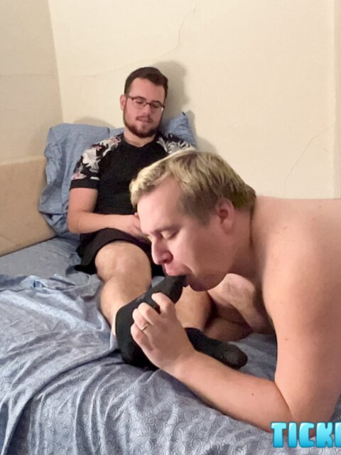 CDubs cums hard while Matt sucks and licks his ticklish soles