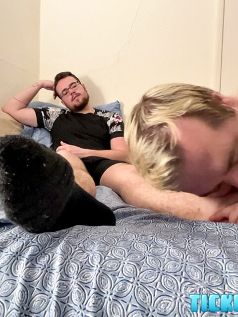 CDubs cums hard while Matt sucks and licks his ticklish soles